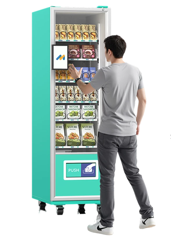 Покупатель у вендингового аппарата под управлением MicroVend